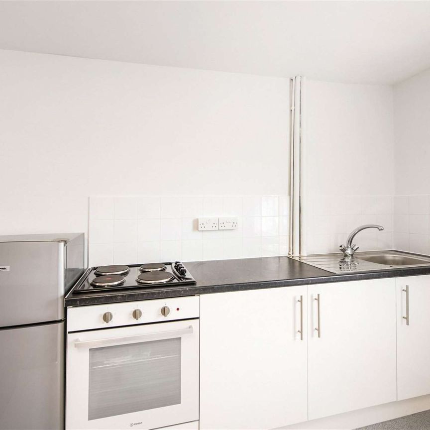 A fantastically located studio flat with shared bathroom facilities. - Photo 1