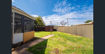 Modern Comfort in a Quiet Griffith Cul-de-Sac - Photo 5