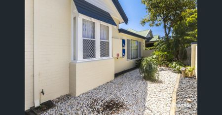 SPACIOUS 2-BEDROOM FLAT IN THE HEART OF COOKS HILL - Photo 3