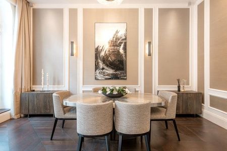 An exquisite two-bedroom apartment located in the heart of the Royal Borough of Kensington & Chelsea, a stones throw from Kensington Palace. EPC rating: C | Council Tax Band G - Photo 5