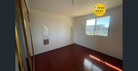 Spacious 3 Bedder Double Brick House with Lock Up Garage - Photo 4