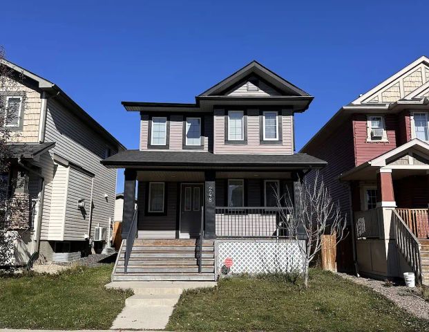 Detached Two Storey Home in Evanston. 3 Bed, 2 Bath — 3 Bedrooms House - Photo 1