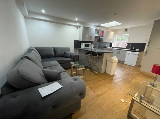 6 bedroom house to rent - Photo 1