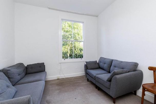 located on the top floor and perfect for 3 sharers and close to a tube station - Photo 1