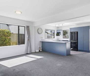 Spacious Family Home in St. Albans - Photo 4