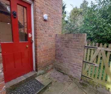 2 bedroom cottage to rent - Photo 1