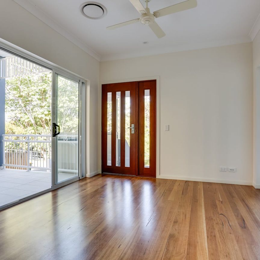 CONTEMPORARY TWO BEDROOM APARTMENT - Photo 1