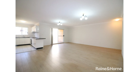 Spacious Living - Photo 3