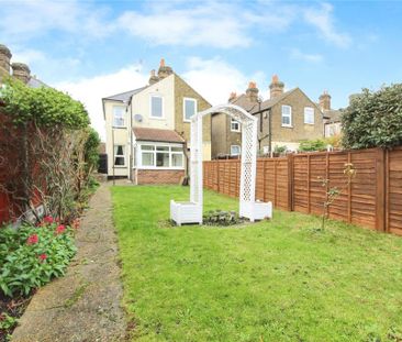 2 bedroom semi-detached house to rent - Photo 4