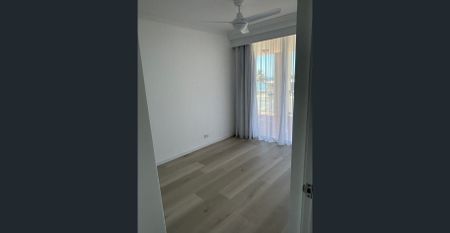 OCEAN & HARBOUR VIEWS. CLOSE TO SHOPS & RESTAURANTS - Photo 2