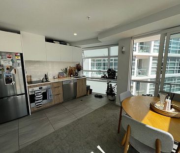 Sunny, central one-bedroom apartment with storage - Photo 6