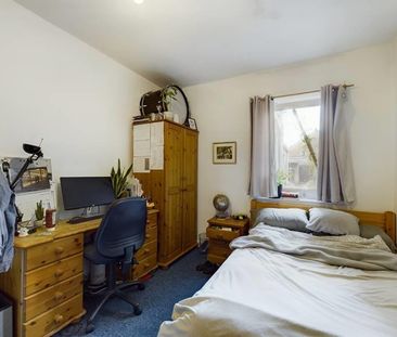 5 bedroom House To Let - Photo 2