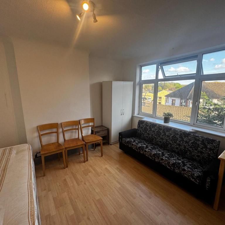 Studio to rent - Photo 1