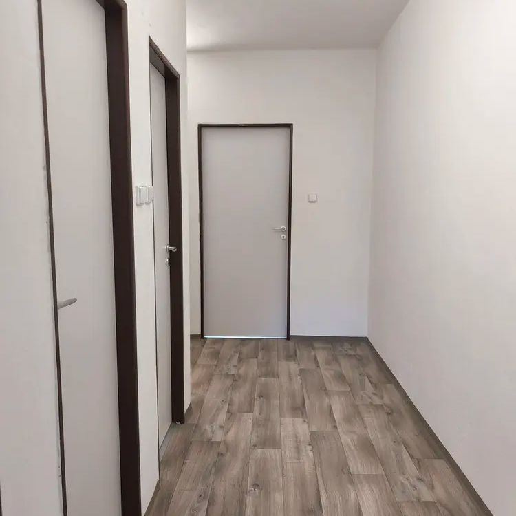 Pronájem krásného bytu 1+1 po rekonstrukci s lodžií – Klatovy, Na Bělidle - Fotografie 1