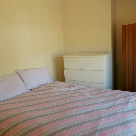 Room for rent in 2-bedroom house in Ballygall, Dublin - Photo 1