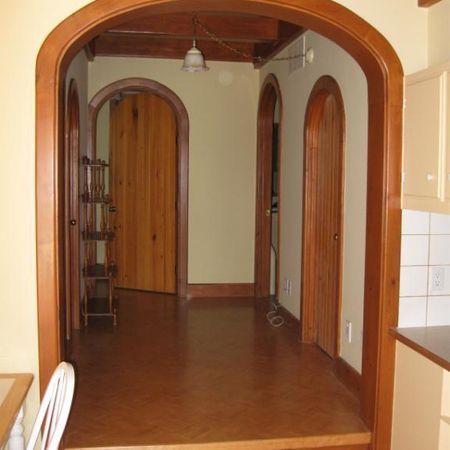 Petit 4 1/2 demi sous-sol, complètement meublé, tout inclu, quartier Champigny, 1 stationnement. - Photo 4