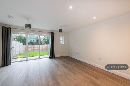 3 bedroom end of terrace house to rent - Photo 2