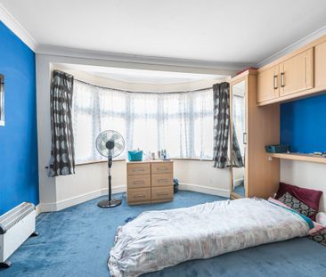 3 Bed Terraced House, Studley Drive, IG4 - Photo 5