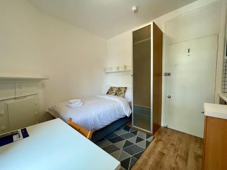 Flat 406 Fulham Palace Road, Fulham W6 9HH - Photo 2