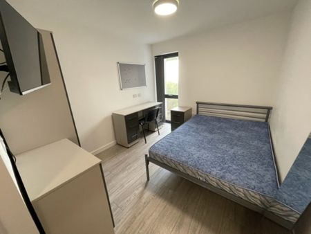 9 Bed Student Accommodation - Photo 3