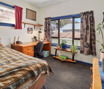 Spacious & Warm 3 Bedroom Family Home - Photo 2