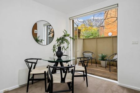 Charming Boutique Apartment with Private Courtyard Appeal - Photo 4