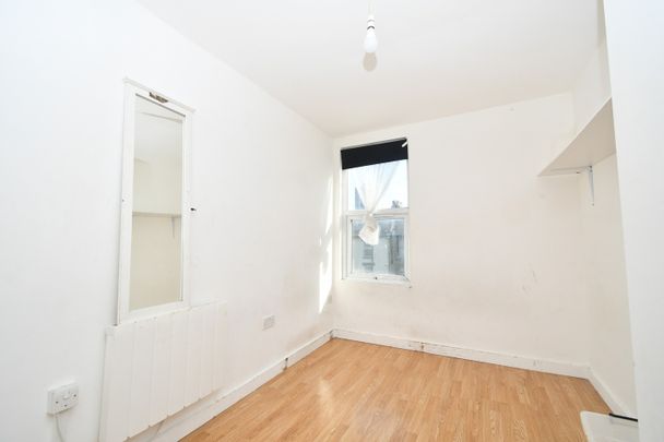 3 Bed Flat, Barking Road, E13 - Photo 1