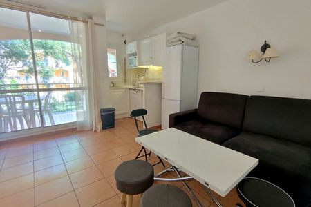 STUDIO AVEC PISCINE PROCHE DE TOUTE COMMODITE - Photo 2