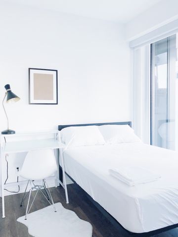 Deluxe Room - 197 Yonge St. (Male Only) - Photo 2