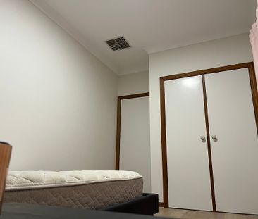 4-bedroom shared house, Allinga Ave - Photo 1