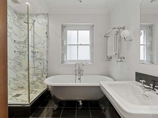 Adam & Eve Mews, London, W8 - Photo 1