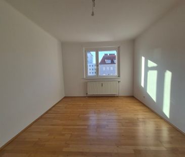 Ruhig gelegene 2-Raum-Wohnung (Wohnküche und Schlafzimmer) im 3. St... - Photo 2