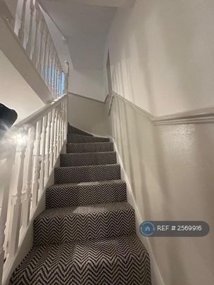 4 bedroom end of terrace house to rent - Photo 1