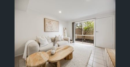 3-Bedroom Townhouse Living with a Balcony View & Private Courtyard - Photo 2