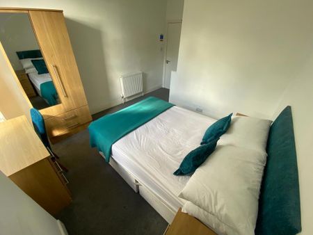 3 bedroom flat to rent - Photo 5