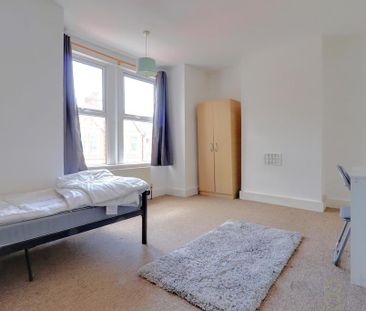 4 bedroom end of terrace house to rent - Photo 6