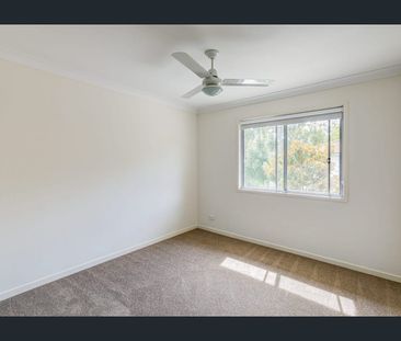 Modern Comfort Meets Location 3-Bedroom Runcorn Townhouse - Photo 4