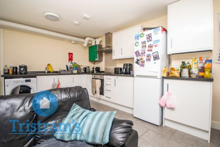 4 bed Apartment for Rent - Photo 3