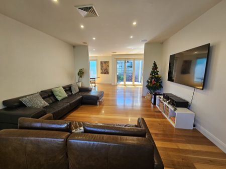 2/34 Loranne Street, Bentleigh VIC 3204 - House For Rent | Domain - Photo 2