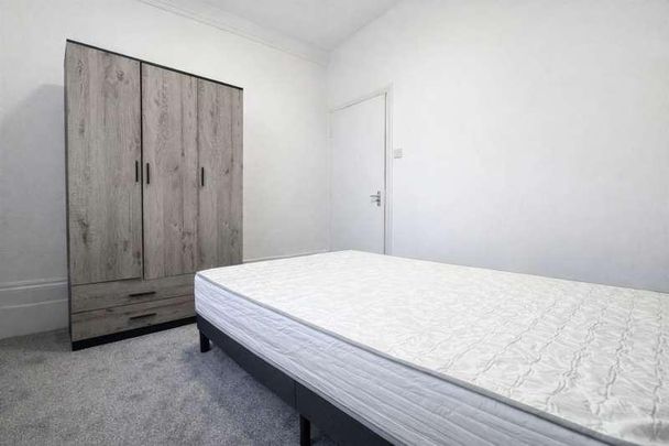 The Slade, SE18 - Photo 1