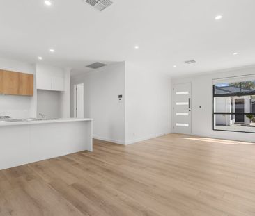 Stunning Modern Home - Photo 2