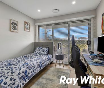 PREMIUM FOUR BEDROOM FAMILY RESIDENCE With Solar Panels & Close to ... - Photo 3