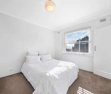 Renovated and Centrally Located, Art Deco One Bedroom Apartment wit... - Photo 4