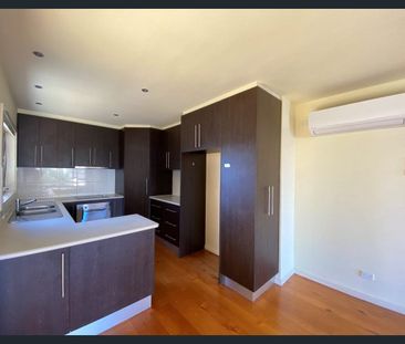 Spacious & Stylish Apartment in the Heart of Essendon - Photo 2