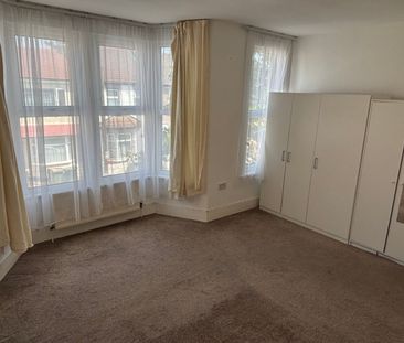 3 Bed Terraced House, Western Road, E13 - Photo 5