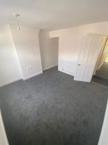 3 bedroom end of terrace house to rent - Photo 3