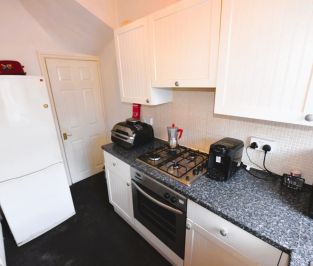 2 bedroom House in Cross Flatts Grove, Leeds - Photo 4