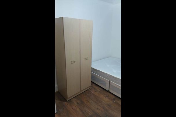 Room in a Shared House, Milverton Gardens, IG3 - Photo 1