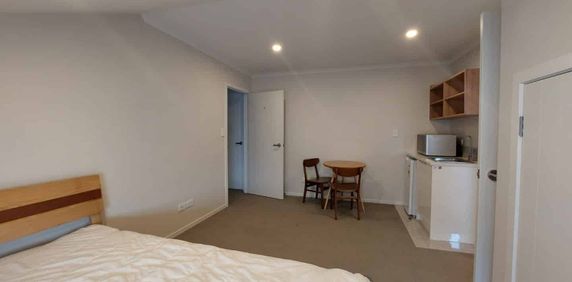 Furnished Studio Knocking On Uni's Door! - Photo 2