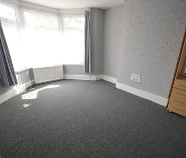 3 Bed Terraced House, Hatherley Gardens, E6 - Photo 4